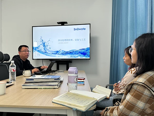The head of the marketing department is explaining water purification knowledge to employees