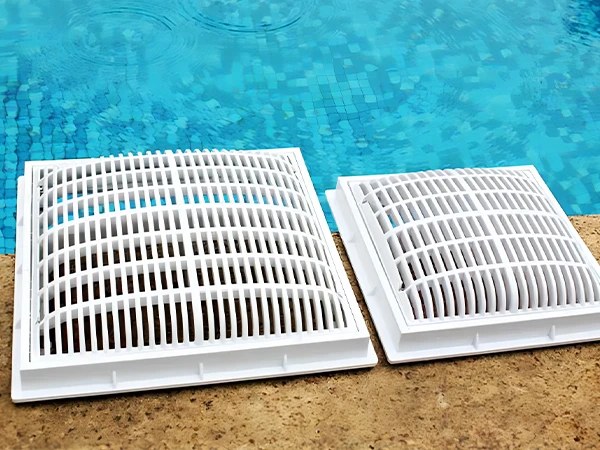 2 anti-suction main drains are placed next t o the swimming pool.