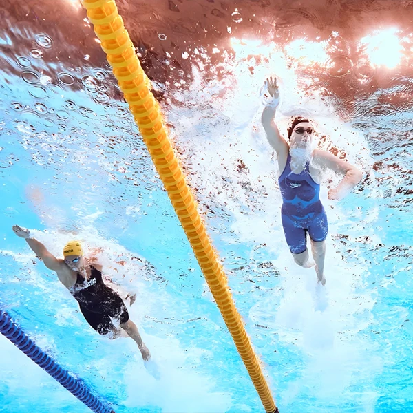 Die Schwimmer treten im Pool an.