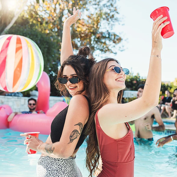 Menschen amüsieren sich in einem privaten Pool