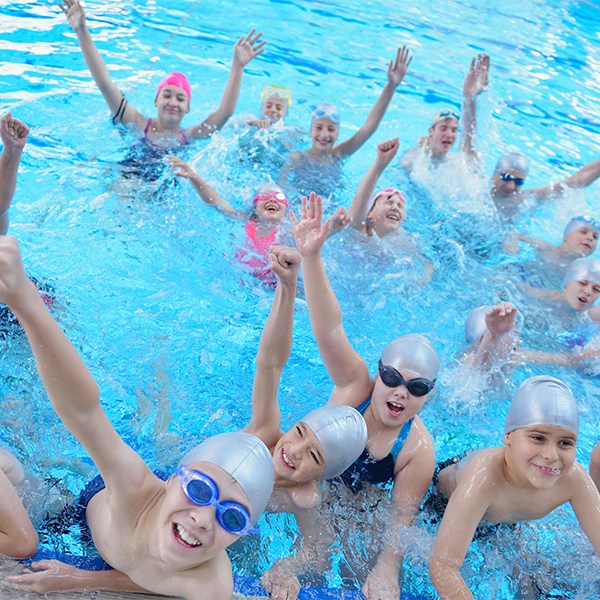 Menschen freuen sich im Pool