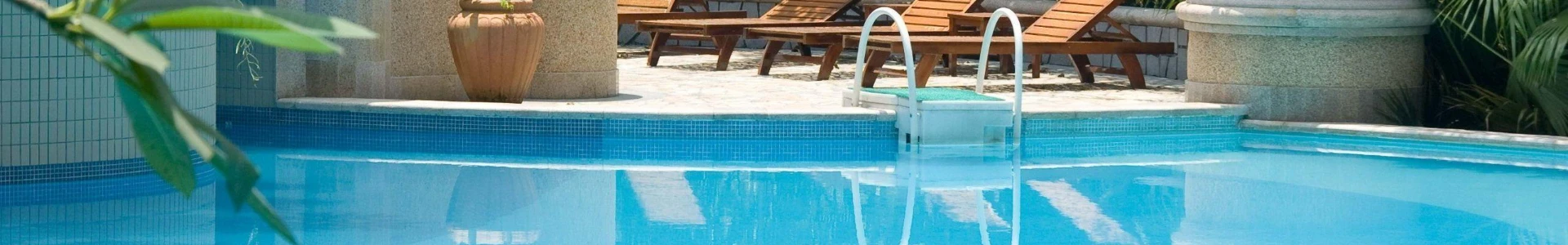 Um canto de uma cena de piscina com água cristalina.