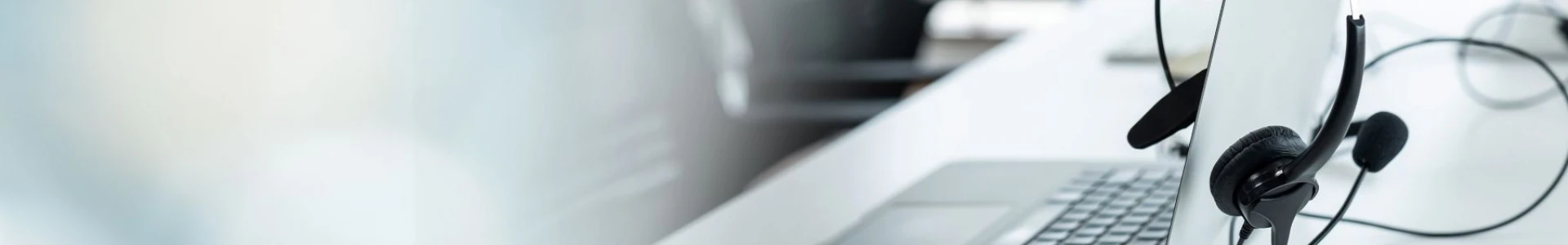 Una computadora y auriculares en el escritorio