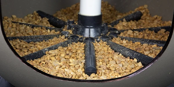 Der Sandfilter enthält einen Diffusor und Quarzsand