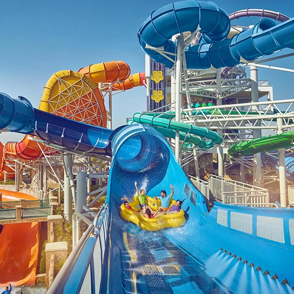 Die Leute spielen im Wasserpark.